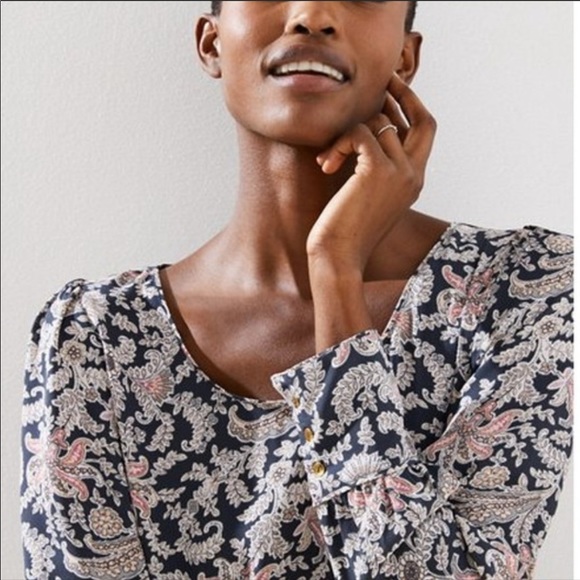 Beautiful scoop neck Long sleeve Loft blouse sz L - Picture 4 of 9